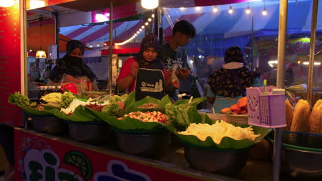 Muslim-street-food-vendors-inside-ASEAN-night-Bazaar,-Hat-Yai,-Thailand