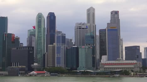 Skyline-Des-Zentralen-Geschäftsviertels-Von-Singapur-Am-Strand-Der-Marina-Bay-–-Lange-Mittlere-Statische-Aufnahme
