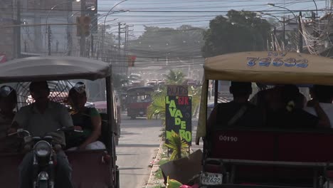 Vista-Mirando-Hacia-Una-Carretera-Ancha-Y-Transitada-Con-Tráfico-En-Iquitos,-Perú.