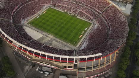 Von-Oben-Nach-Unten-Luftaufnahme-Des-Fußballstadions-In-Buenos-Aires,-Argentinien,-River-Plate-Vs.-Arsenal