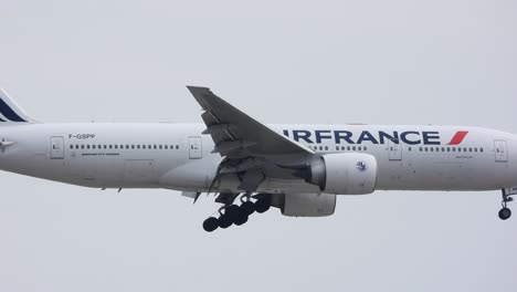 Un-Avión-Boeing-De-Air-France-Extiende-Su-Tren-De-Aterrizaje-Y-Desciende-Para-Aterrizar.