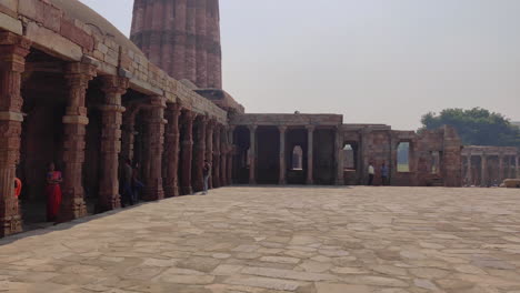 Turista-En-El-Patio-Del-Icónico-Monumento-Qutub-Minar-Complex,-Nueva-Delhi,-India---4k