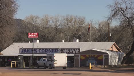 Camión-Con-Remolque-Deteniéndose-En-Una-Tienda-General-En-Arizona