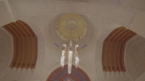 Blick-Hinauf-Zu-Den-Reich-Verzierten-Deckenleuchten-Der-Großen-Sultan-Qabus-Moschee
