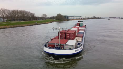Barcaza-Inteligente-Un-Barco-Portacontenedores-Navegando-Por-El-Río-De-Zwijndrecht,-Holanda-Del-Sur