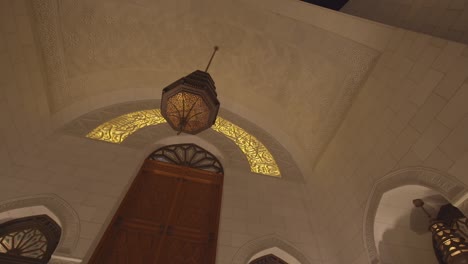 Blick-Auf-Die-Reich-Verzierte-Hängende-Laterne-Von-Der-Decke-Der-Großen-Sultan-Qabus-Moschee
