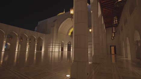 Innenhof-Der-Großen-Sultan-Qabus-Moschee.-Langsamer-Dolly-Links