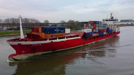 Schiff-Pirita-Beladen-Mit-Frachtcontainern,-Die-Durch-Den-Fluss-Oude-Mass-Fahren