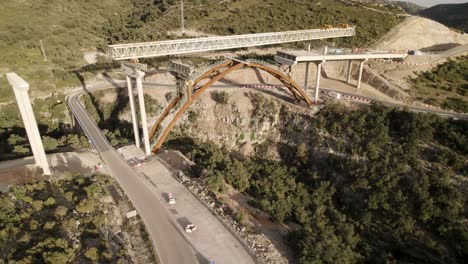 Imágenes-Rápidas-De-Drones-Desde-Arriba-De-La-Estructura-De-Un-Puente-Inacabado-En-Construcción-En-El-Barranco-De-La-Bota-En-Morella-En-Una-Tarde-Soleada