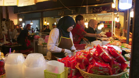 Muslim-street-food-vendors-preparing-Thai-cuisine-at-ASEAN-street-food-bazaar,-Hat-Yai,-Thailand