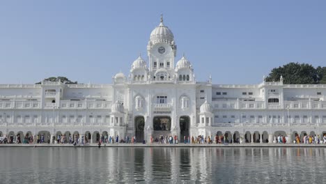 Cientos-De-Personas-Visitando-El-Templo-Dorado,-Sikh-Gurdwara,-Amritsar-Punjab,-India