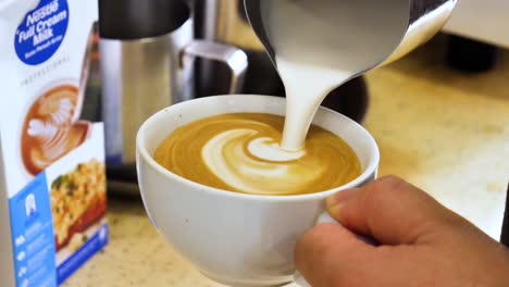 Barista-Schäumt-Und-Dampft-Milch-Mit-Milchkrug-Für-Cappuccino-Latte-Art-In-Einem-Café