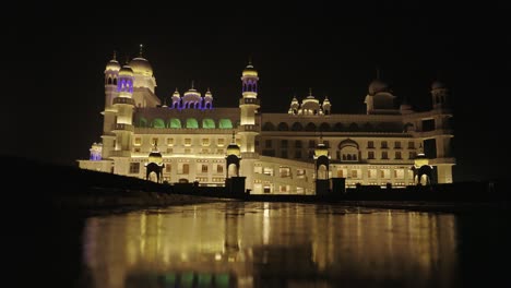 Gurdwara-Sikh-Tempel-Bei-Nacht,-Punjab-Bulandpur,-Indien