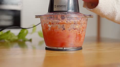 Tomaten-Werden-Mit-Dem-Elektrischen-Zerkleinerer-Im-Handumdrehen-In-Tomatensoße-Verwandelt