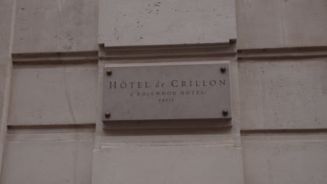 Cartel-Con-El-Nombre-Del-Hotel-De-Crillon-En-La-Fachada-De-Piedra,-Un-Hotel-De-Palisandro-En-París,-Francia