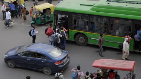 Menschen-Quetschen-Sich-In-Einen-überfüllten-Bus-In-Delhi,-Indien
