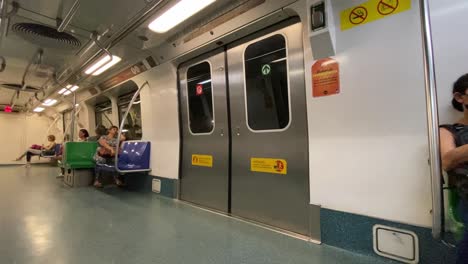 Una-Vista-Interior-De-Un-Tren-De-Metro