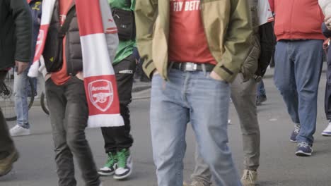 Arsenal-FC-Fußballfans-Tragen-Merchandise-Artikel-Auf-Dem-Weg-Zum-Emirates-Stadion