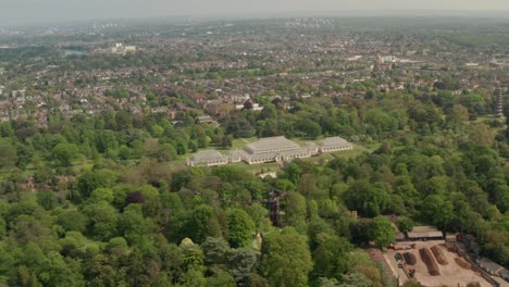 Toma-Aérea-Circular-Sobre-El-Invernadero-Templado-De-Kew-Gardens-Londres