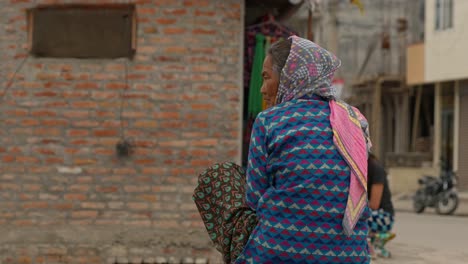 Alte-Nepalesische-Frau-Sitzt-An-Einer-Straße-In-Bunten-Kleidern-In-Kathmandu,-Nepal