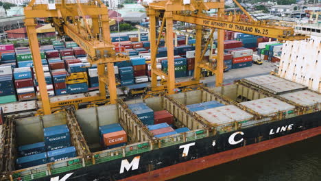 Containerkräne-Und-Schiff-Im-Tiefseehafen-Des-Containerhofs,-Verladen-Von-Containern-Auf-Ein-Schiff,-Hafenbehörde-Von-Thailand