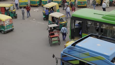 Parada-De-Tuk-Tuk,-Tráfico-Intenso-Y-Gente-En-La-Carretera-En-Delhi,-India