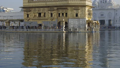 Cientos-De-Personas-Visitando-El-Templo-Dorado,-Sikh-Gurdwara,-Amritsar-Punjab,-India