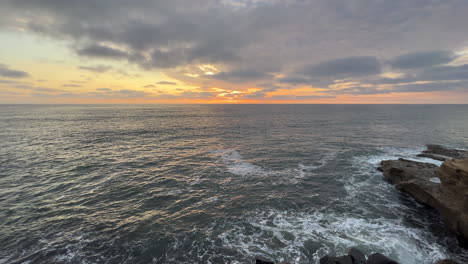 Blick-Auf-Die-Klippen-Des-Sonnenuntergangs-In-San-Diego,-Kalifornien