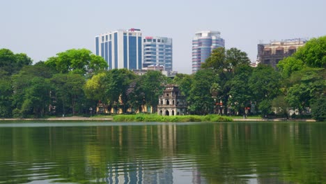 Parque-Público-Del-Lago-Hoan-Kiem-En-Un-Día-Soleado-En-La-Ciudad-De-Hanoi-Con-El-Puente-Huc-En-Medio-Del-Lago