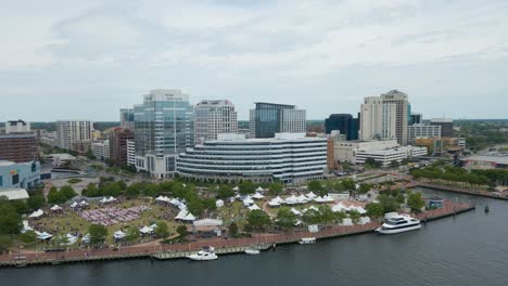 Norfolk-Virginia-Aerial-View-Tracking-Forward-Over-Downtown