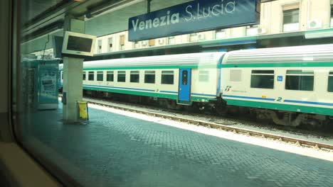 Geparkter-Zug-Am-Bahnhof-Santa-Lucia,-Aufgenommen-Aus-Einem-Fenster-Einer-Zugkabine-In-Venedig,-Italien