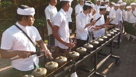 Captivating-Balinese-Musicians-Play-Rhythmic-Gamelan-Baleganjur,-Indonesia-in-Religious-Temple-Ceremony