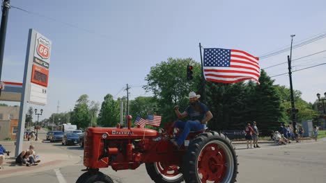 Alter-Traktor,-Parade-Zum-4.-Juli,-Gedenktag-Der-Amerikanischen-Flagge