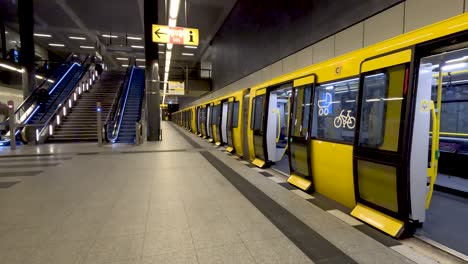 Berlin-Yellow-Subway-Train-Waiting-To-Depart-At-U-Rotes-Rathaus-Station