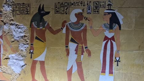 Toma-Panorámica-Del-Arte-Egipcio-En-La-Pared-De-Piedra-Del-Museo.
