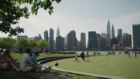 New-Yorker-Entspannen-Sich-Im-öffentlichen-Park-In-Queens-Mit-Blick-Auf-Die-Skyline-Von-Midtown-Manhattan