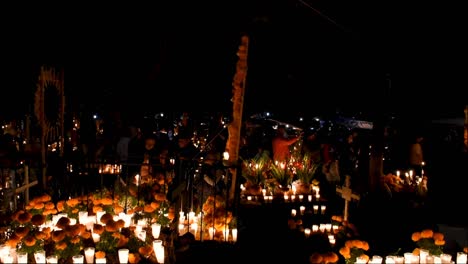 Decoración-En-Un-Cementerio-Mexicano-El-Día-De-Los-Muertos--Cementerio-De-Tzintzuntzan-En-Michoacán-México,-Uno-De-Los-Más-Representativos-Para-Celebrar-El-Día-De-Muertos