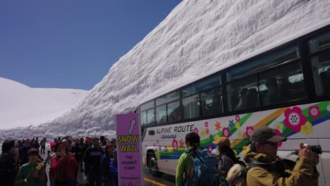 Tateyama-Alpenroute-Und-Touristenattraktion-Mit-Hoher-Schneewand