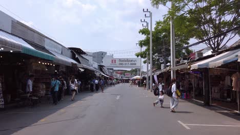 Walking-Shot-in-the-Main-Alley-of-the-Famous-Chatuchak-Weekend-Market-in-Bangkok-With-Locals-and-Foreigners,-Thailand