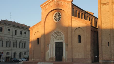 Arquitectura-Exterior-De-La-Abadía-De-San-Mercuriale-En-Forli,-Italia---Inclinada-Hacia-Abajo