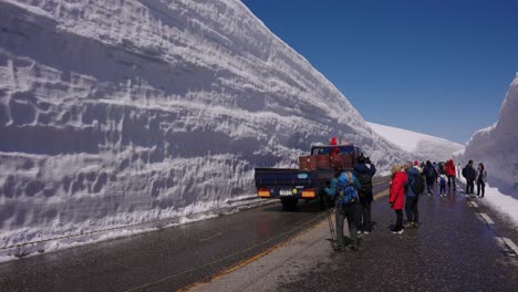 Camión-Pasando-Por-La-Pared-De-Nieve-De-Tateyama-En-La-Carretera-Alpina