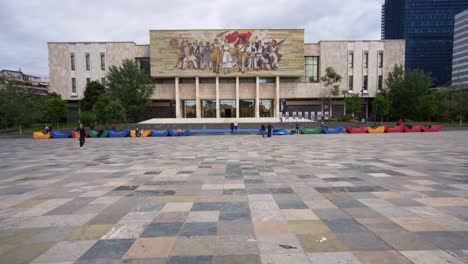Der-Hauptplatz-Von-Tirana-Mit-Dem-Ikonischen-Fassadenmosaik-Des-Nationalmuseums,-Einem-Kaleidoskop-Aus-Farben,-Das-Die-Besucher-Willkommen-Heißt