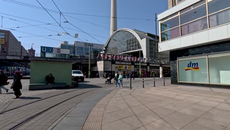 Una-Toma-Estática-De-Gente-Pasando-El-Día-En-La-Alexanderplatz,-Una-Plaza-Central-En-El-Centro-Oriental-De-La-Ciudad-De-Berlín,-Alemania
