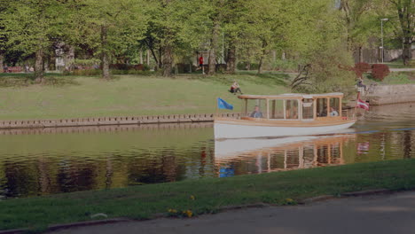 Pequeño-Barco-En-El-Canal-De-La-Ciudad-En-El-Parque-Kronvalda,-Riga,-Letonia