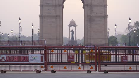 Polizeibarrikaden-In-Delhi-Stehen-Am-Eingang-Des-India-Gate,-Kartavya-Path,-Delhi