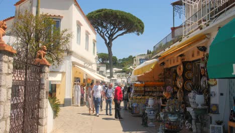 Tourists-Touring-Around-The-Main-Shopping-Streets-Of-Anacapri-Town-In-Capri-Island,-Italy