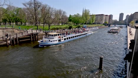 River-Cruise-Boat-Going-Past-Along-River-Spree-Beside-Humboldt-Promenade,-Museumsinsel