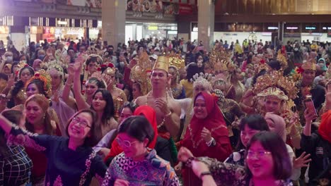Indonesians-crowds-with-traditional-costumes-dancing-in-Taipei-Main-Station