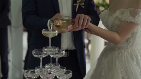 Asiatische-Hochzeitspaare-Gießen-Champagner-In-Den-Champagnerturm