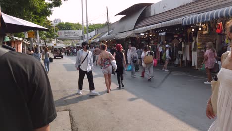 Spaziergang-In-Der-Hauptgasse-Des-Chatuchak-Marktes,-Viele-Touristen-Und-Einheimische-Wundern-Sich,-Bangkok,-Thailand